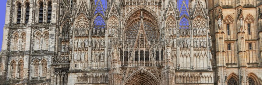 facciata della cattedrale al tramonto, con guglie, pinnacoli e portali scolpiti
