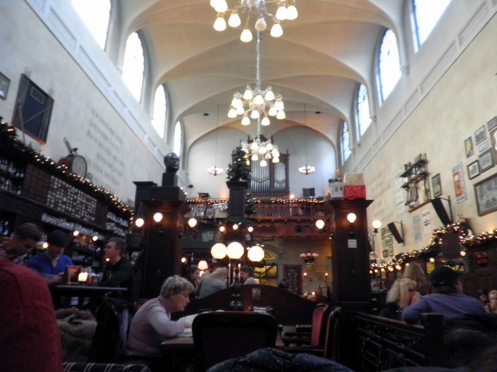 interno della birreria cafè olivier a Utrecht, Olanda