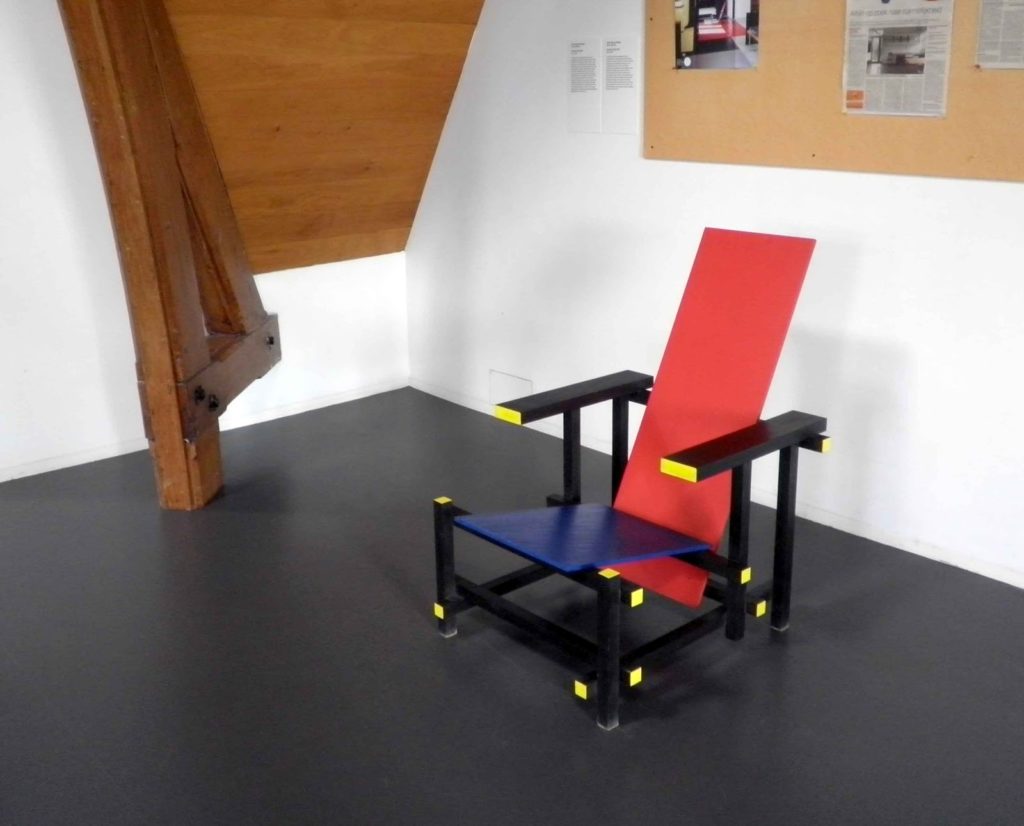 sedia rosso-blu di Gerrit Rietveld esposta al Centraal Museum