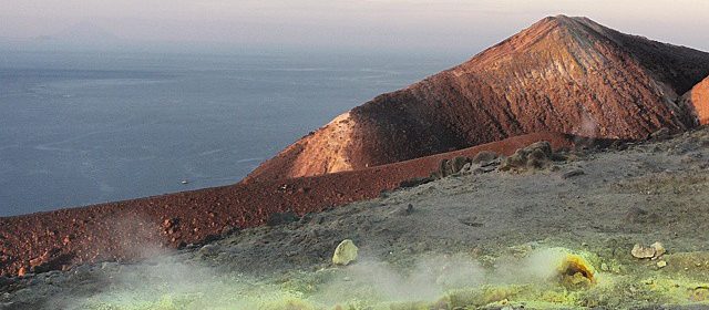 vulcano eolie scalata cratere