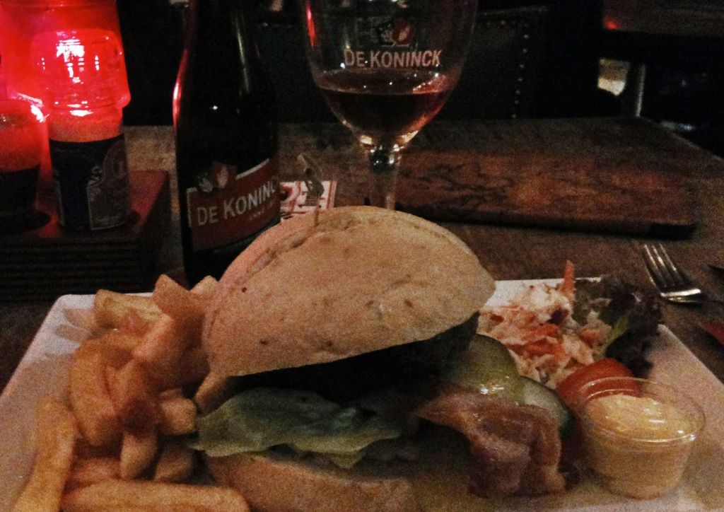 cena al café stalles, hamburger e birra