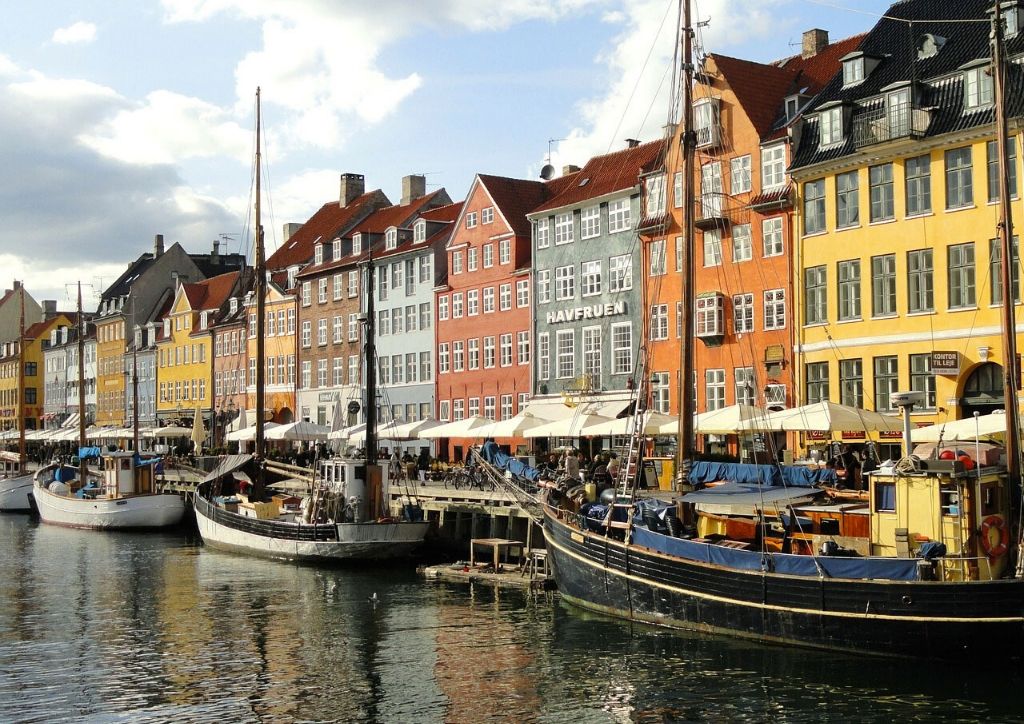 barche lungo il canale nel quartiere nyhavn
