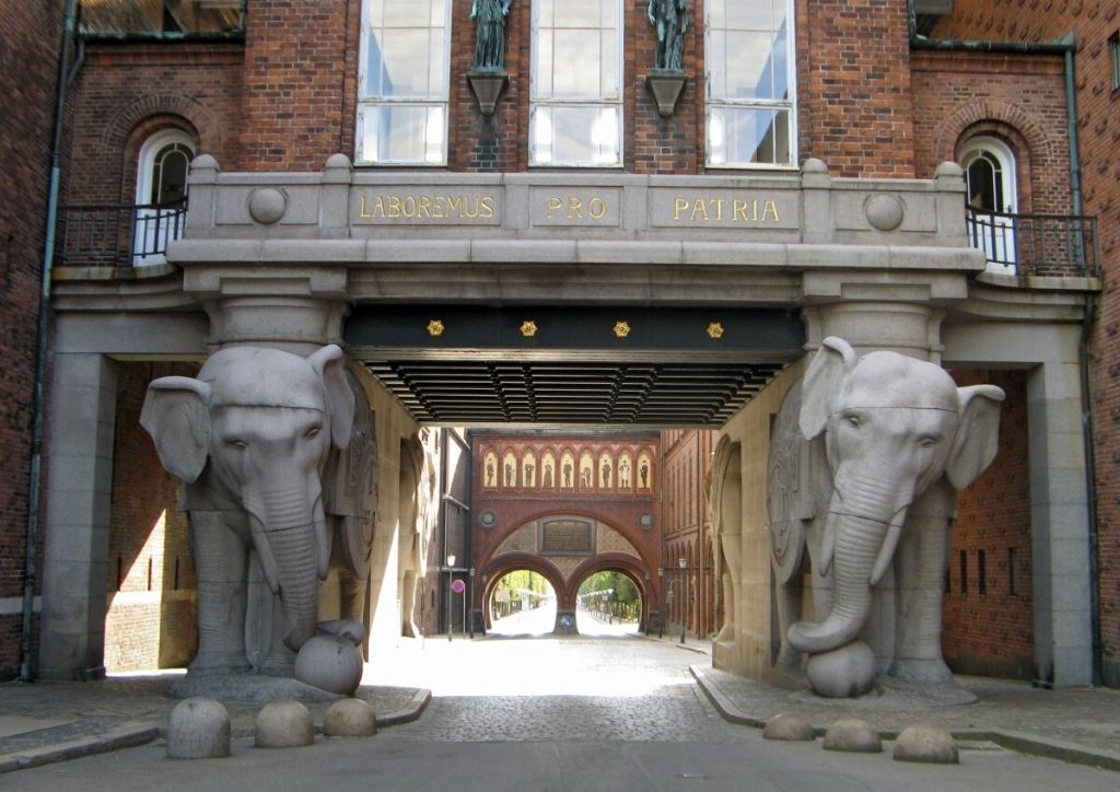 elefanti di pietra all'ingresso della fabbrica della birra carlsberg