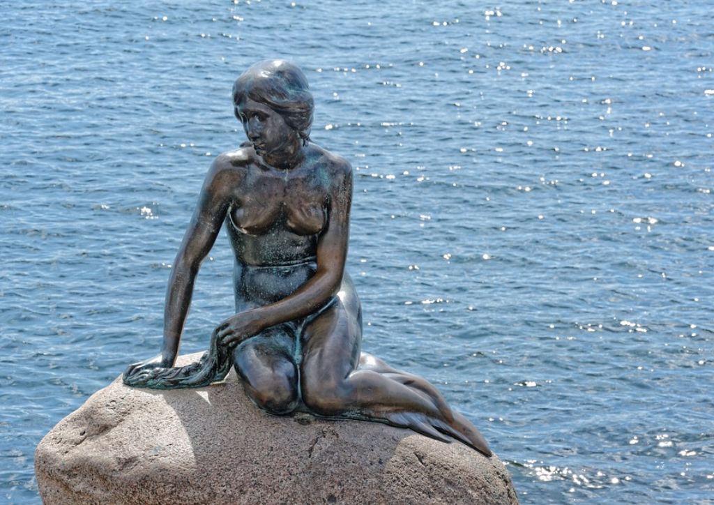 statua della sirenetta di copenaghen