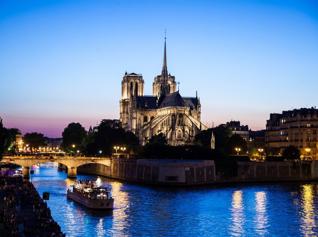 veduta notturna della cattedrale di Bayeux sul fiume