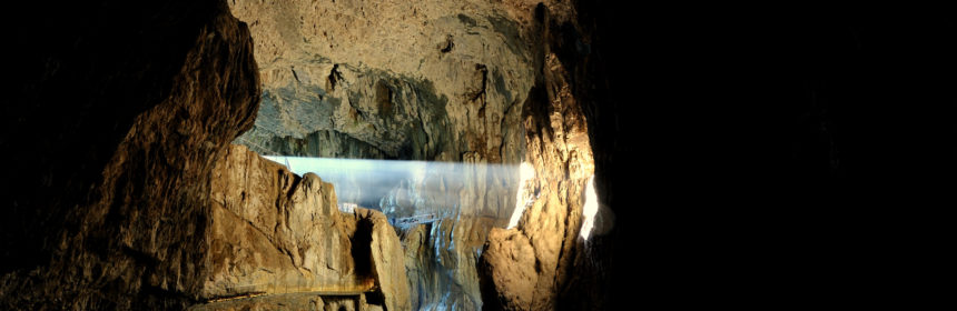 raggio di luce nelle grotte di san canziano