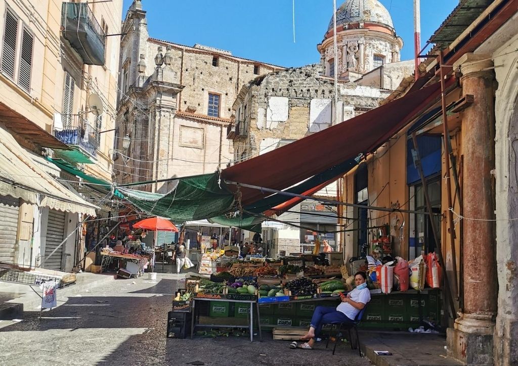 mercato nel quartiere della kalsa