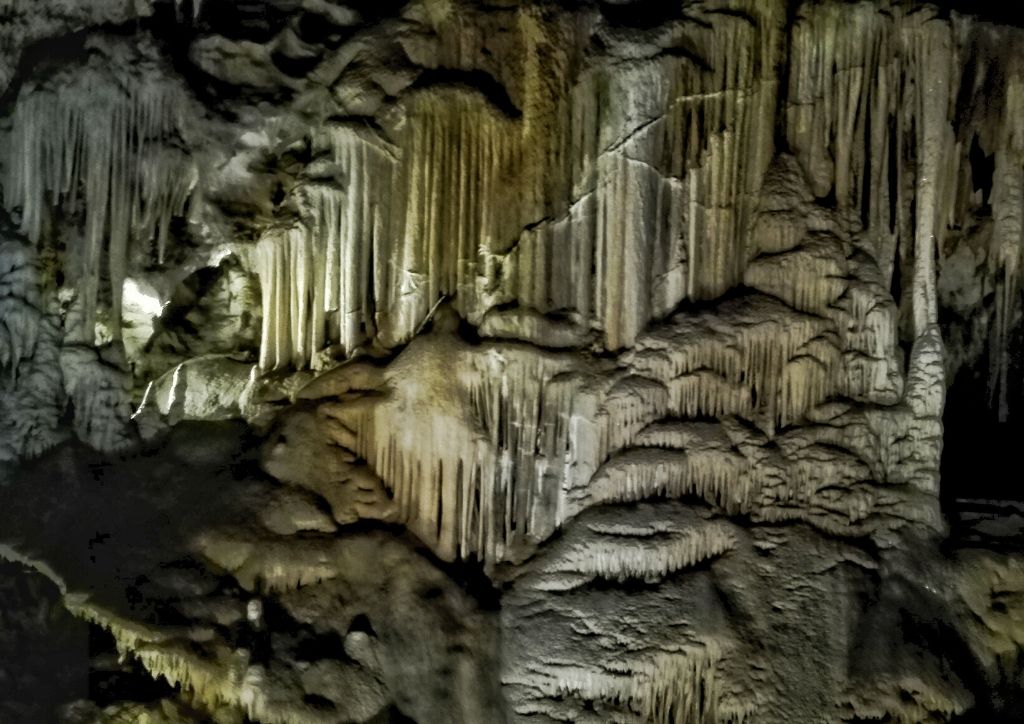 Stalattiti e stalagmiti nella grotta