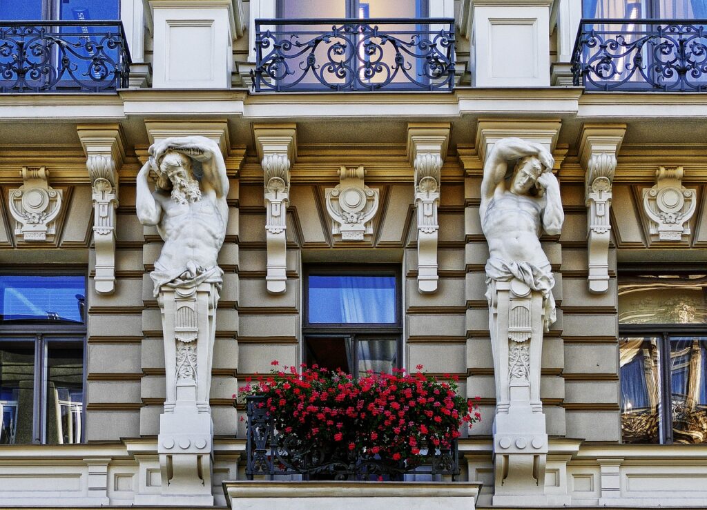 dettaglio di telamoni in marmo su un edificio Art Nouveau a Riga, Lettonia