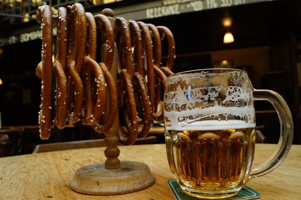Boccale di birra e bretzel in Lettonia, cibo e birra tipici