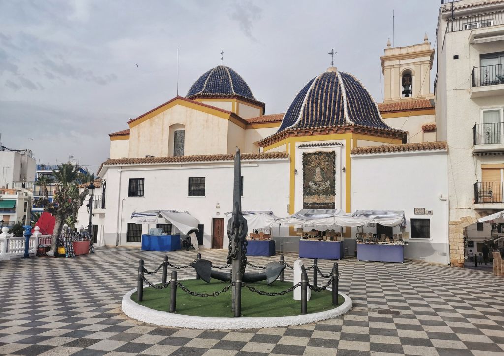 piazzetta con edifici tradizionali del centro storico, nel Castillo