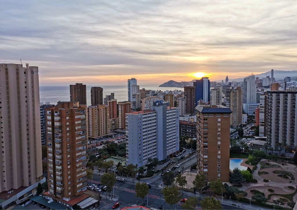 tramonto sul mare e sui grattacieli di Benidorm