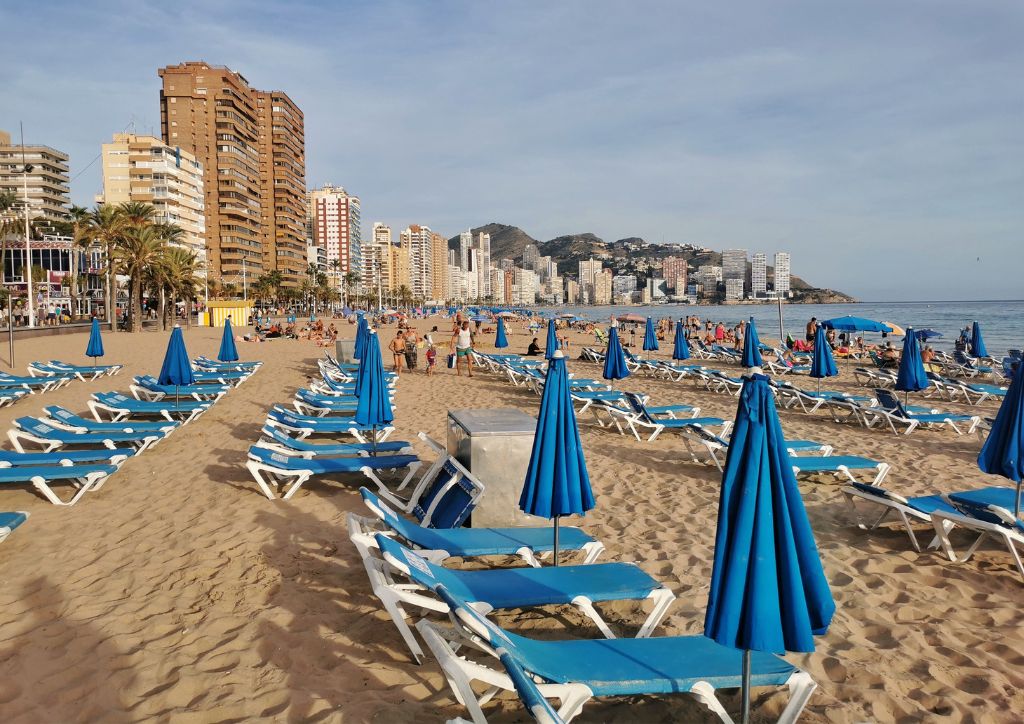 ombrelloni sulla spiaggia con i grattacieli sullo sfondo