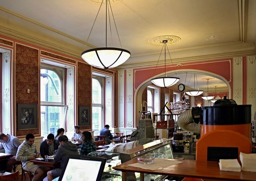 interno dello storico café louvre