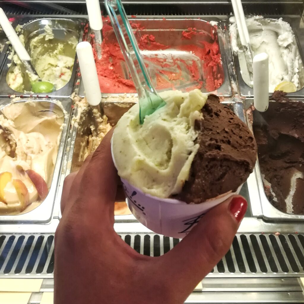 mangiare gelato a firenze