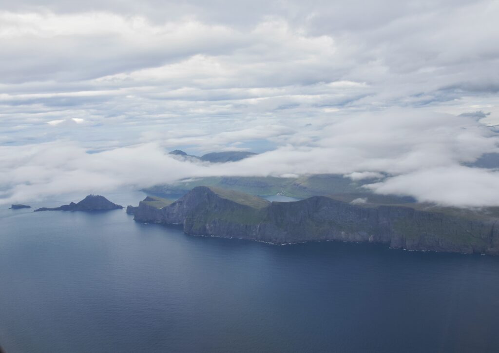 isole e scogliere ricoperte dalle nuvole