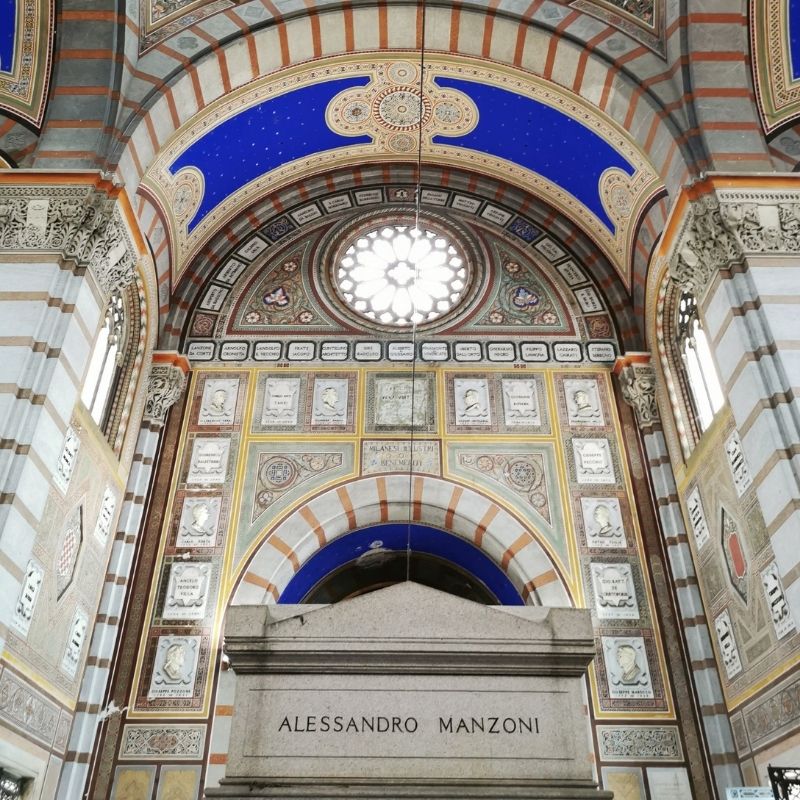 interno del Famedio del Cimitero Monumentale di Milano con tomba di Alessandro Manzoni