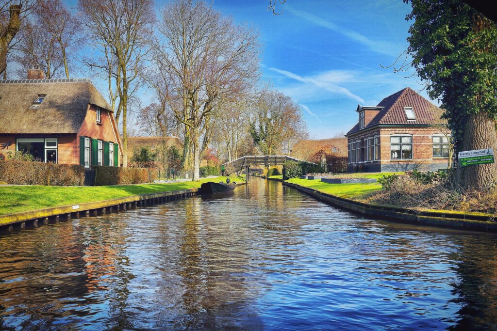 case tradizionali olandesi lungo il canale di Giethoorn