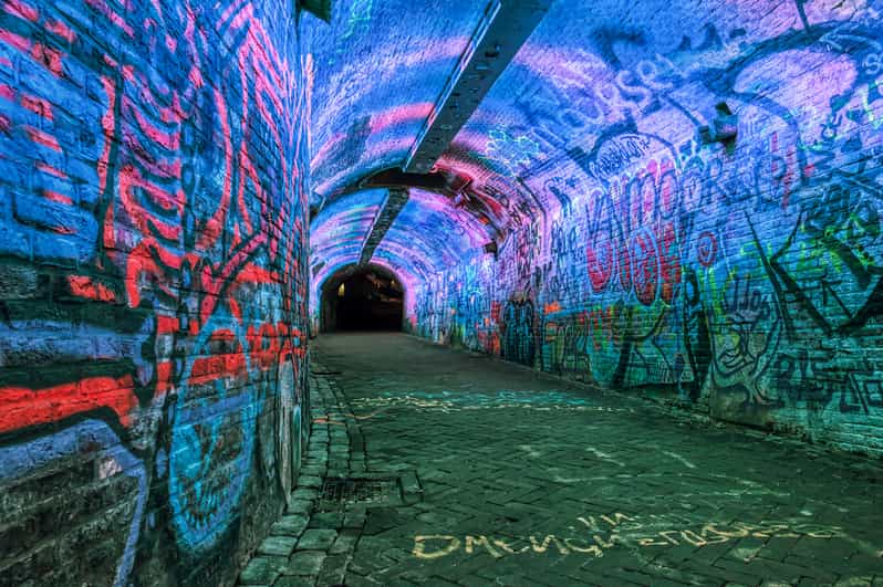 tunnel pedonale con street art luminosa a Utrecht
