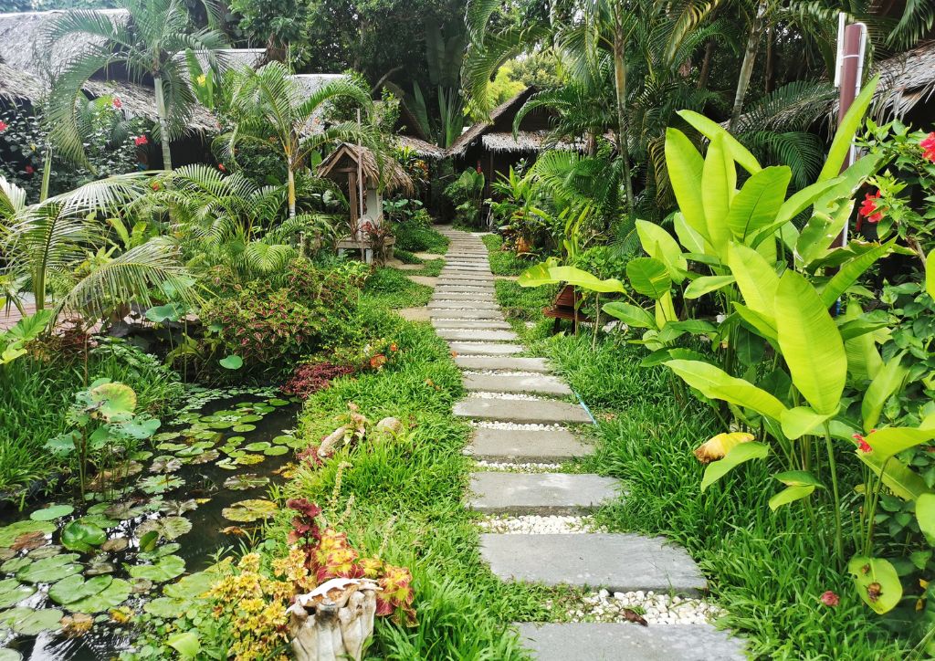giardino tropicale di un resort in thailandia con bungalow