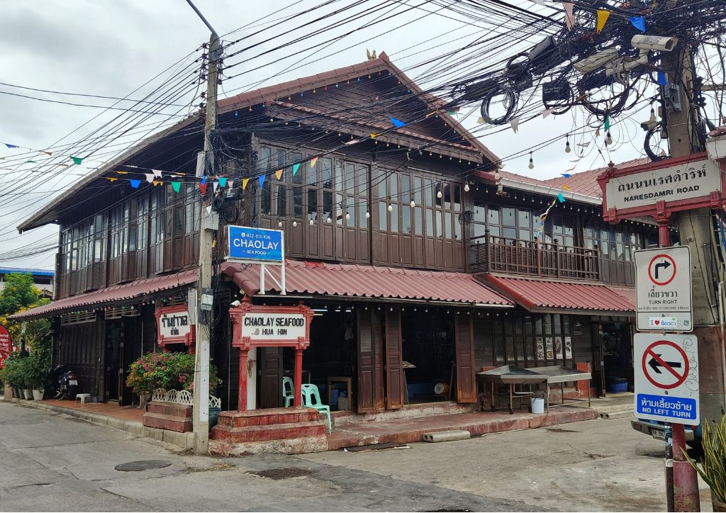 Il famoso ristorante Chaolay in un edificio tradizionale thailandese
