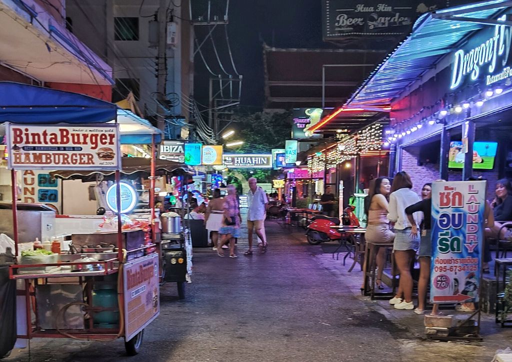vita notturna nella walking street di Hua Hin, Thailandia