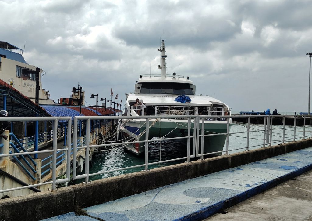 catamarano traghetto che collega le isole della Thailandia