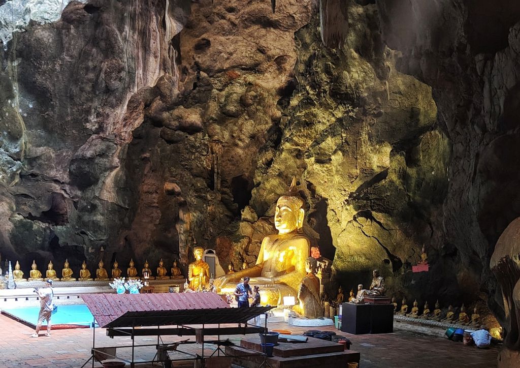 Grotta Tham Khao Luang cave, con una statua dorata di Buddha
