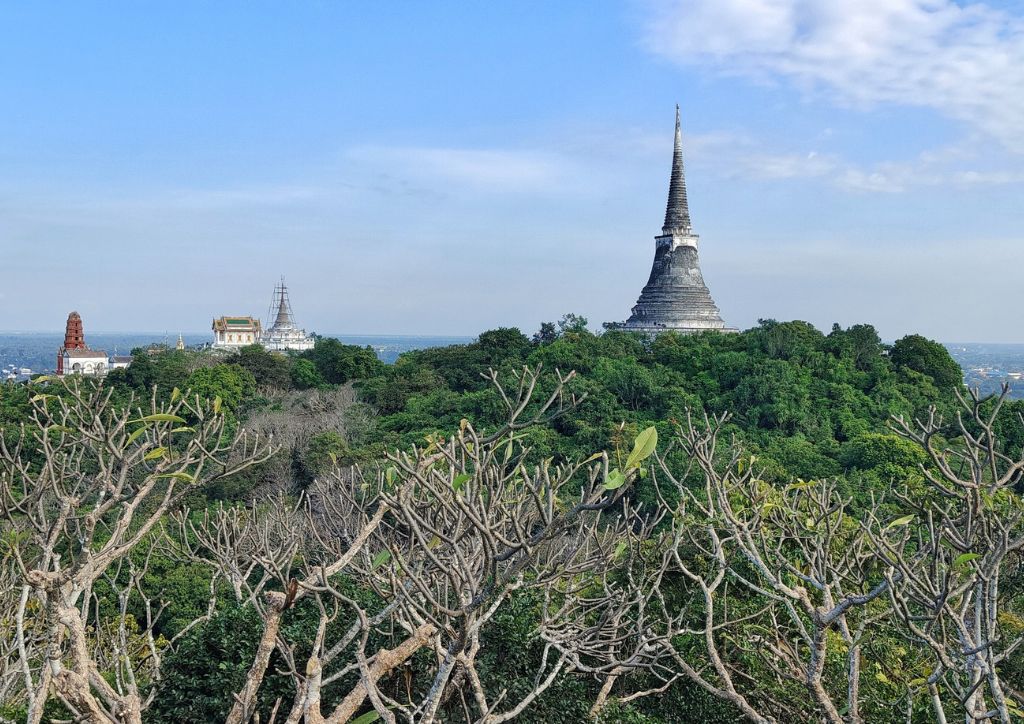 chedi di tempio buddhista a Phetchaburi, Thailandia