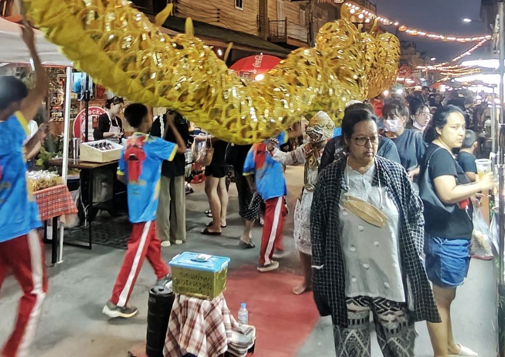night market thailandese nella walking street di Phetchaburi