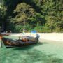 spiaggia da sogno con barca tradizionale in Thailandia